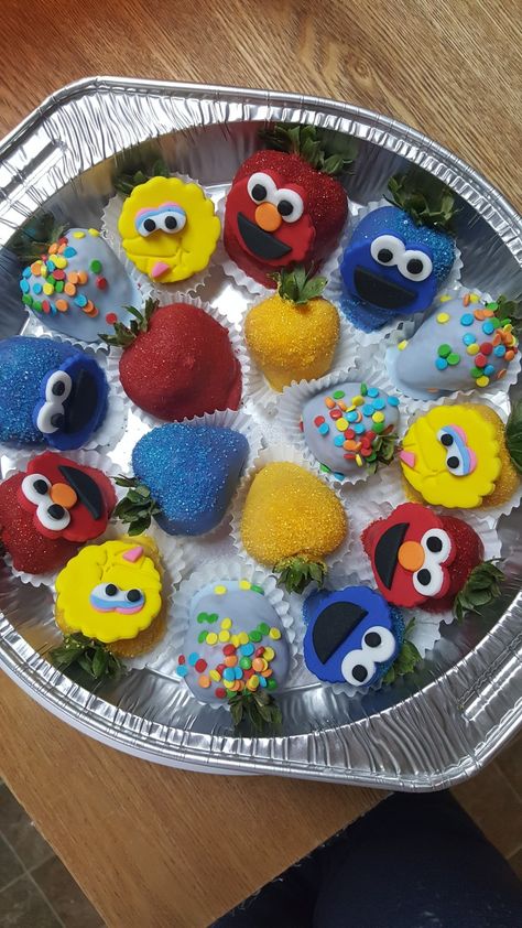 Sesame Street theme chocolate covered strawberries Theme Chocolate Covered Strawberries, Seaseme Street Birthday Party, Valentines Strawberries, Sesame Street Birthday Party Ideas Boy, Strawberries Ideas, Street Recipes, Elmo First Birthday, Valentine Strawberries, Sesame Street Cake