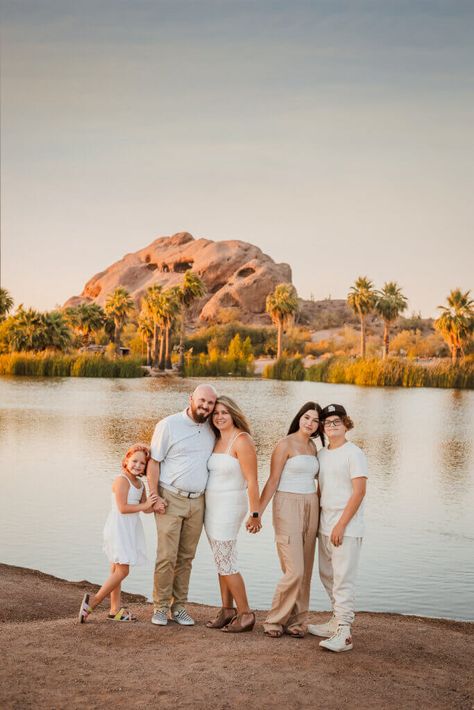 Papago Park Photoshoot, Arizona Family Photos, Family Pictures Desert, Papago Park, Diy Photoshoot, Fall Family Outfits, Pic Inspiration, Maternity Shoots, Family Pic