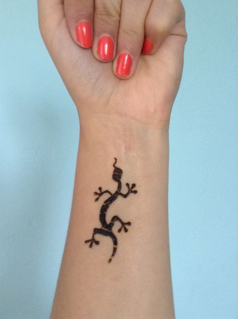 Cute lizard henna Lizard Henna, Cute Animal Henna Designs, Hippy Henna, Henna Tattoo Designs Animals, Henna Designs Matching, Easy Henna Patterns, Matching Hippie Tattoos, Henna Art Simple, Boy Henna Designs