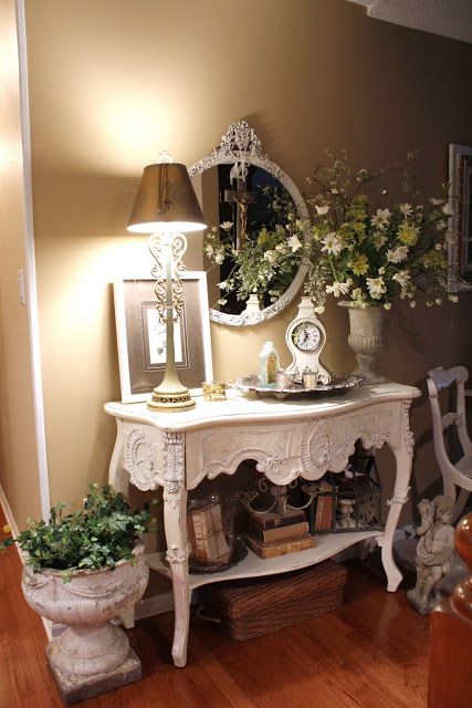 Love this. Common Ground: The Entry Bathrooms Colors, Country Bathrooms, French Country Decorating Living Room, Vstupná Hala, Shabby Chic Decorating, Muebles Shabby Chic, French Country Living, French Country Bedrooms, French Country Living Room