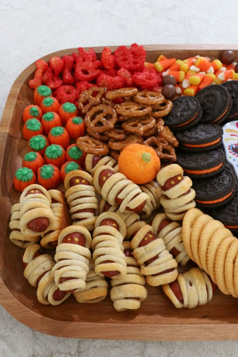 Halloween Charcuttery Board, Halloween Movie Night Charcuterie Board, Halloween Bring A Board Night, Chacutery Board Movie Night, Halloween Treat Platter, Halloween Graze Board Kids, Halloween Themed Food Board, Snack Ideas Halloween, Halloween Game Night Snacks