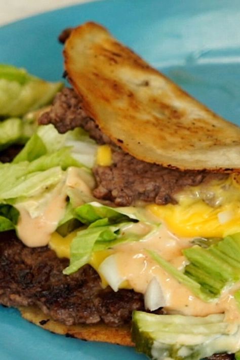 Smash Burger Tacos, Burger Tacos, Smash Burger Recipe, Taco Burger, Mexikansk Mat, Clone Recipe, Griddle Recipes, Smash Burger, Taco Recipes