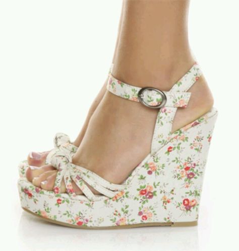 Floral wedges Desert Queen, Mode Shoes, Floral Wedges, Dr Shoes, Elegante Casual, Chinese Laundry, Fabulous Shoes, Shoe Closet, Crazy Shoes