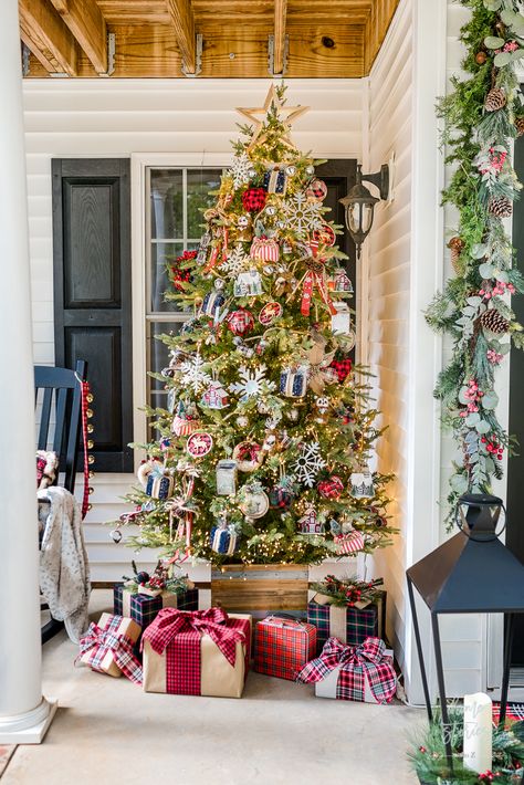 Aesthetic Spotify, Friday Christmas, Southern Christmas, Aesthetic Cozy, Christmas Tours, Real Christmas Tree, Cottage Christmas, Christmas Porch Decor, Christmas Tree Inspiration