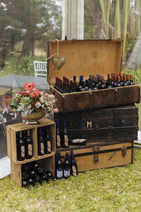 Wooden Crates Wedding, Bar Deco, Vintage Suitcases, Rustic Wedding Favors, Wedding Drink, Wedding Rustic, Wine Wedding, Funky Junk, Wedding Favors For Guests