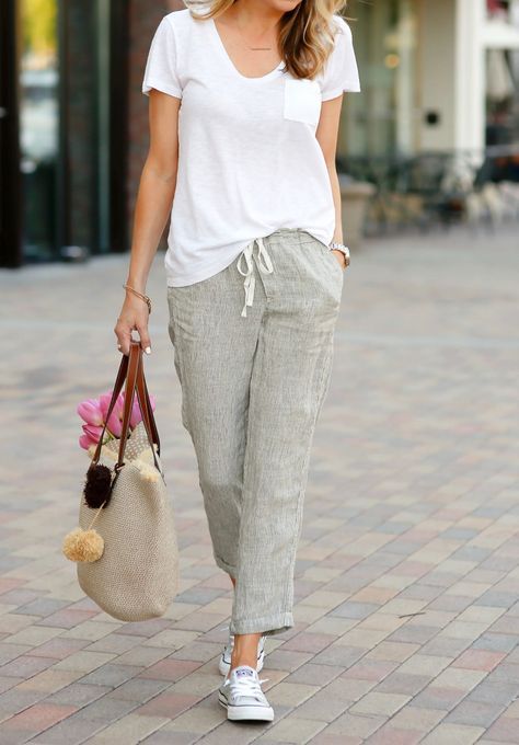 Casual summer fashion: Linen pant, Converse sneaker, white t-shirt Fii Puternic, Kain Linen, Baskets Converse, Linen Pants Outfit, Tennis Shoes Outfit, Cropped Linen Pants, Ținută Casual, Summer Pants, Linnet