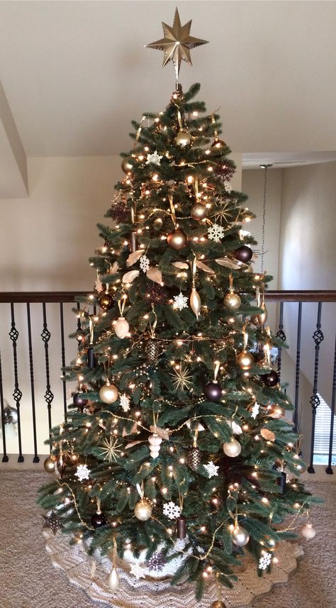 Gold, bronze, brown, cream, silver, metallic christmas / holiday tree Christmas Tree Inspiration Red And Gold, Metallic Christmas, Christmas Tree Decorations Diy, Silver Christmas Tree, Gold Christmas Decorations, Christmas Tree Inspiration, Red Christmas Tree, Gold Christmas Tree, Colorful Christmas Tree