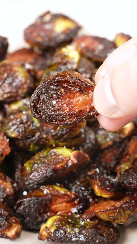 These super crispy roasted brussels sprouts are delicious with every crispy bite! They're great as sides or as a snack to enjoy! Cj Eats, Fried Brussel Sprouts, Crispy Brussel Sprouts, Roasted Brussels Sprouts, Sprout Recipes, Brussels Sprouts Recipe, Roasted Brussel Sprouts, Brussels Sprouts, Veggie Dishes