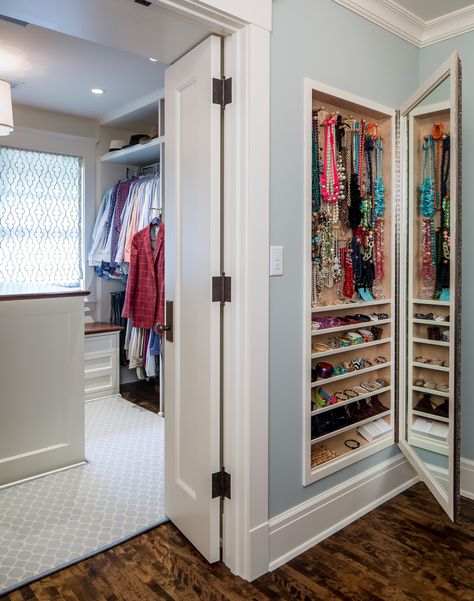 Entryway Storage Ideas, Jewelry Storage Wall, Small Space Hacks, Small Bedroom Storage, Tiny House Storage, Built In Cabinet, Entryway Storage, Entryway Organization, Tiny Bedroom