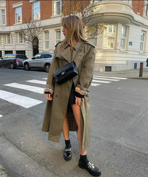 Burberry Trench Coat Outfit, Trench Outfit, Parisian Look, Gymwear Outfits, Trench Coat Outfit, Burberry Outfit, Burberry Trench, Autumn Fits, Burberry Trench Coat