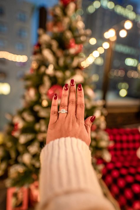 Proposal Pictures Christmas, Engagement Christmas Pictures, Christmas Morning Proposal, Christmas Proposal Engagement, Christmas Engagement Photoshoot, Christmas Tree Proposal, Nyc Christmas Proposal, Christmas Engagement Photos Ideas, Christmas Wedding Photos