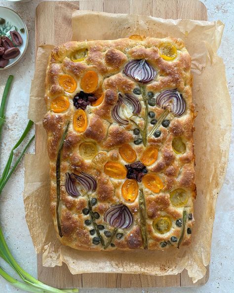 Cute Focaccia, Flower Focaccia Bread, Decorated Foccacia Bread, Focaccia Flowers, Decorated Foccacia, Focaccia Aesthetic, Spring Focaccia, Decorated Focaccia Bread, Decorated Focaccia