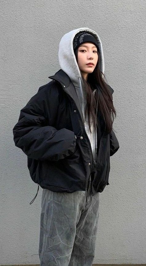 Puffy Jacket Reference, Black Puffer Jacket Outfit Korean, Korean Puffer Jacket Outfit, Puffy Jacket Outfit Street Style, Masculine Female Outfits, Black Puffer Outfit, Puffer Jacket Street Style, Puffy Jacket Outfit, Korean Winter Outfits