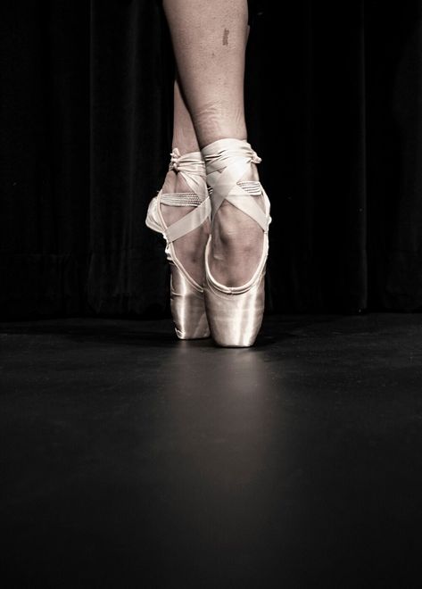 a photograph of the poised nature of a ballet dancer in pointe ballet shoes Pointe Shoe Poses, Point Shoes Aesthetic, Dance Aesthetic Ballet, Ballet Sculpture, Dark Balletcore, Pointe Shoes Photography, Point Shoe, Ballet Shows, Ballet Painting