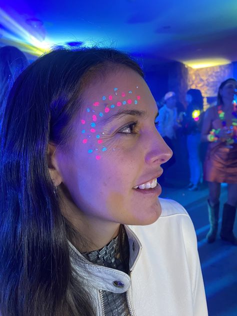 Neon Party Face Paint Ideas, Blacklight Face Paint Ideas, Rave Body Painting, Glow In The Dark Outfit Ideas For Women, Glow Party Makeup Ideas, Glow Party Face Paint, Neon Makeup Ideas Black Lights, Uv Face Paint Ideas Simple, Glow Face Paint Ideas