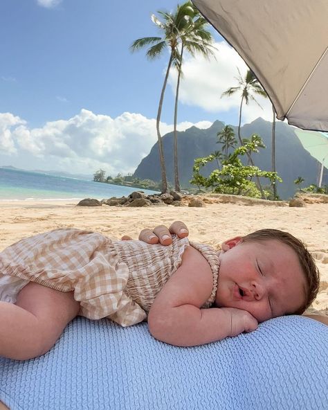 Travel With Baby Aesthetic, Baby Beach Aesthetic, Beach Baby Aesthetic, Beach Kids Aesthetic, Beach Mom Aesthetic, Hawaii With Baby, Girl Mom Aesthetic, Babies At The Beach, Swimsuit Hawaii