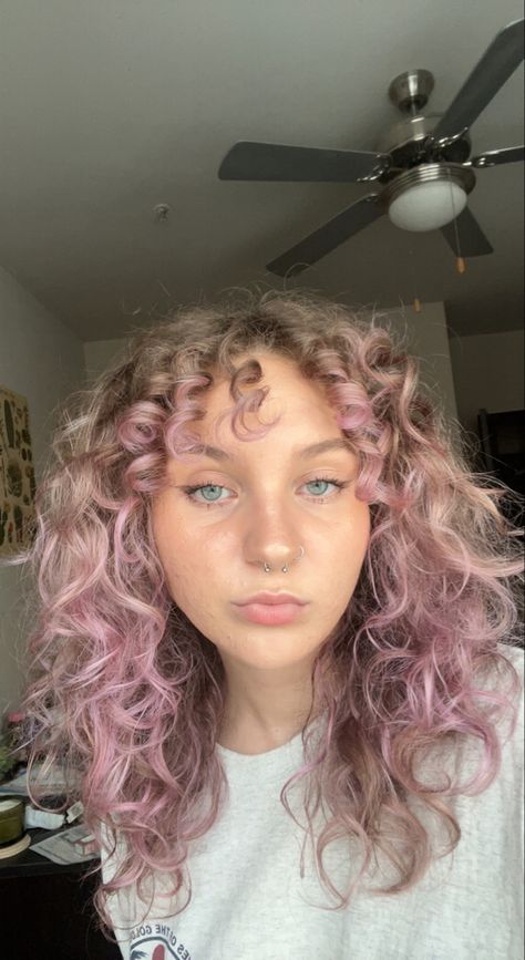 Underdye Hair Brown, Dye Curly Hair Ideas, Hair Dye Curly Hair, Dye Curly Hair, Curly Hair White Girl, Purple Curly Hair, Pink Curly Hair, Underdye Hair, Hair Dyed Underneath