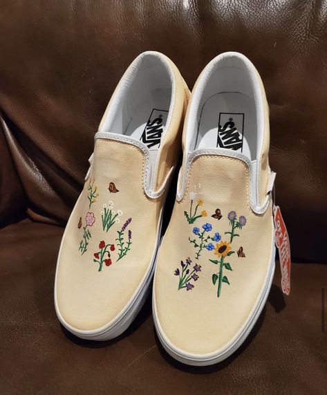 Cute Painted Shoes Ideas Easy, Shoe Embroidery Ideas Vans, Van Painting Ideas Shoes, Vans Embroidery Slip On, Embroidery Slip On Shoes, Diy Vans Paint, Vans Painting Ideas, Painted Vans Diy Easy, White Vans Painted Shoes Ideas