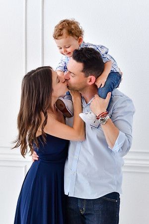 Indoor Family Photos, Studio Family Portraits, Family Potrait, Family Photo Studio, Family Studio Photography, Family Photoshoot Poses, Family Portrait Poses, Family Photoshoot Outfits, Family Picture Poses