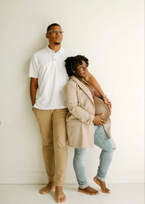 Men’s Maternity Photo Outfits, Black Bodysuit Maternity Photoshoot Couple, Maternity Shoot Black Dress Couple, Studio Maternity Shoot Black Couple, All Black Maternity Shoot Black Couple, Black Love Maternity Shoot, Maternity Photo Outfits, Pregnant Couple, Brown Pants