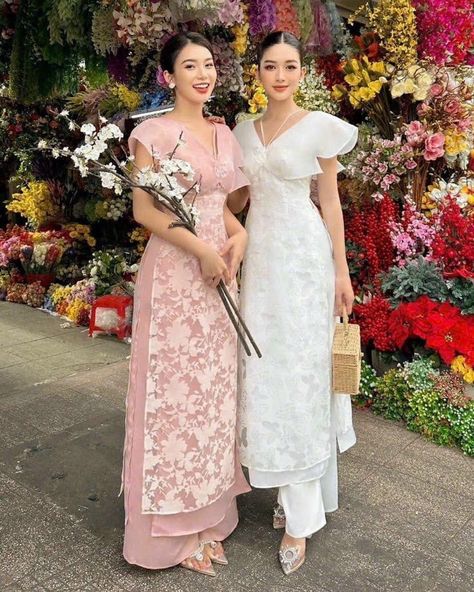 White Dress With Pearls, Lace Ao Dai, Vietnamese Ao Dai, Vietnam Dress, Vietnamese Wedding, Wing Sleeves, Vietnamese Dress, Tailored Clothes, Grad Dresses