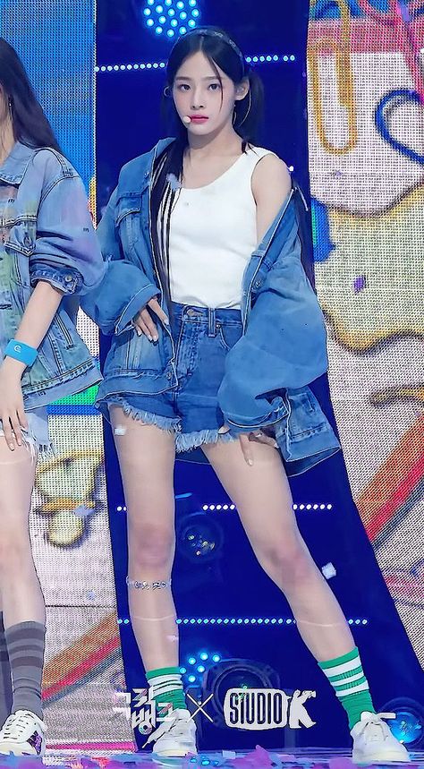 Minji New Jeans, Airport Fashion Kpop, New Jeans Style, Basic Outfits, Stage Outfits, Kpop Outfits, Kpop Fashion, Streetwear Outfit, Grunge Fashion