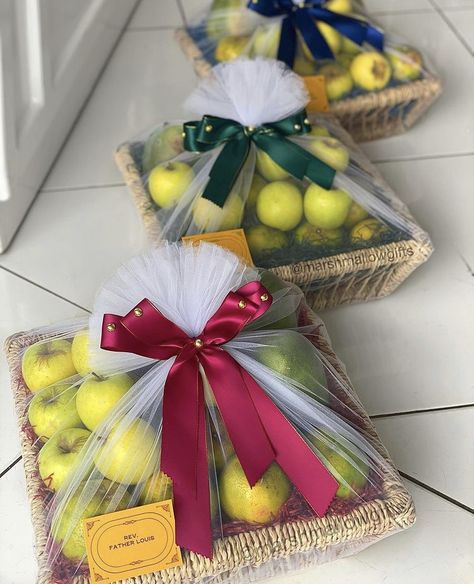 Apples and oranges wrapped in cane basket in white and burgundy theme for thanksgiving. Fruit Basket Ideas Gift, Hampers Wedding, Traditional African Wedding, Apples And Oranges, Wedding Gift Hampers, Fruit Hampers, Fruit Basket Gift, Wedding Gift Pack, Creative Wedding Gifts