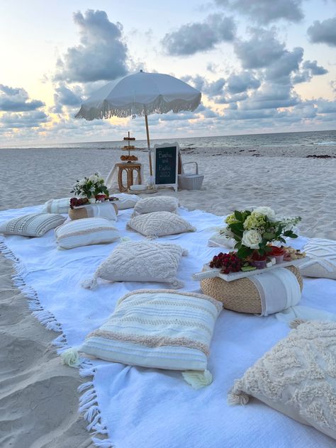 Anniversary Beach Picnic, Beautiful Picnic Ideas, Wedding Beach Picnic, Fancy Beach Party, Diy Beach Picnic, Beach Bday Party Ideas, Beach Picnic Setup, Beach Birthday Aesthetic, Aesthetic Beach Picnic