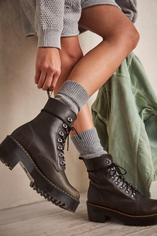 Leona Boots Outfit, Heal Boot, Doc Martens Leona, Dr Martens Leona, Dm Boots, Outfit Building, Doc Martens Boots, Drainage Pipe, Platform Chelsea Boots