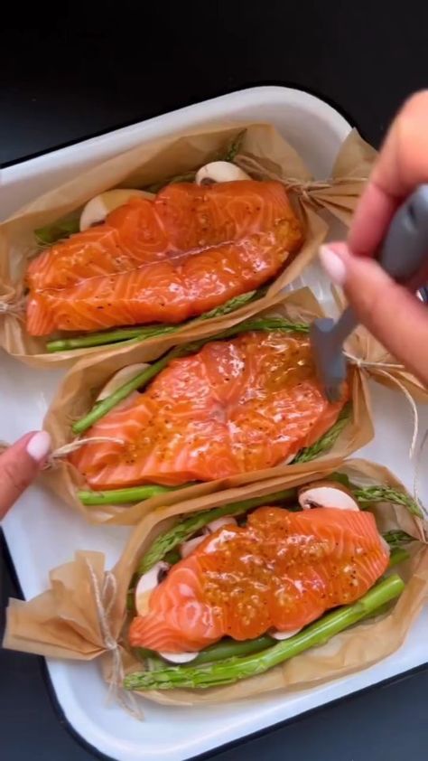 chef panel 🇪🇺 | Salmon Boats⛵️🍣🌱 Credit @ronis_recipes Get İnspired Chef @ronis_recipes 2 baking papers 4 pieces of… | Instagram Salmon Boats, Salmon Meal Prep, Salmon Asparagus, Pescetarian Recipes, Healthy Bowls Recipes, S Tag, Healthy Salmon, Healthy Bowls, Salmon Dishes