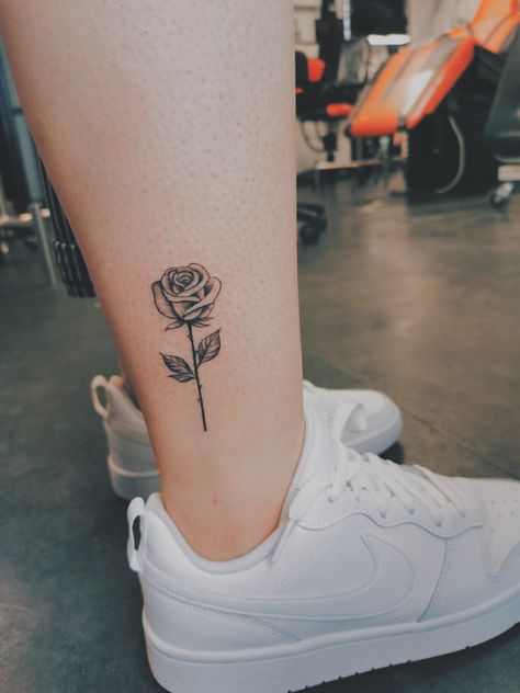 Flash Rose Tattoo, Rose Tattoo Ankle, Roos Tattoo, Hip Tattoo Quotes, Rose Tattoo On Ankle, Rosen Tattoo Frau, Rose Tattoo On Arm, Bauch Tattoos, Rose Tattoos For Men