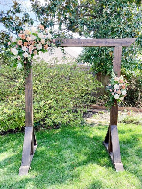 Diy Wedding Arch Flowers, Backyard Arbor, Diy Arbor, Diy Wedding Arbor, Jean Wedding, Diy Arbour, Wooden Wedding Arches, Ceremony Arbor, Diy Wedding Arch