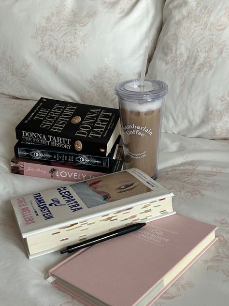 Reading Motivation, Bookstagram Inspiration, Book Annotation, The Secret History, Studying Inspo, Girl Reading, Coffee And Books, School Motivation, Amazon Kindle