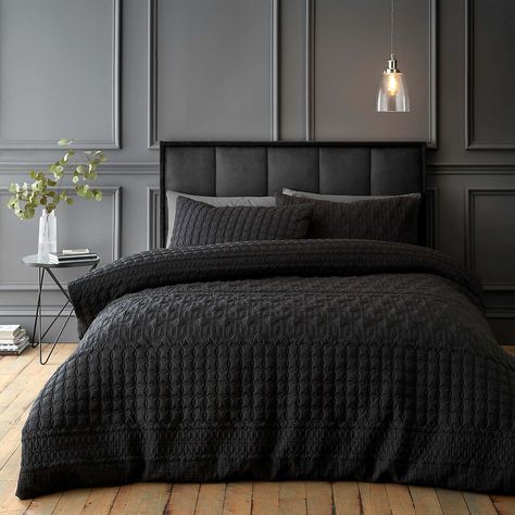 Black Duvet Cover Bedroom, Black Cream Bedroom, Small Cosy Bedroom, Global Bedroom, Modern Mens Bedroom, Black And Grey Bedroom, Dark Cozy Bedroom, Bedroom 2024, White Duvet Cover