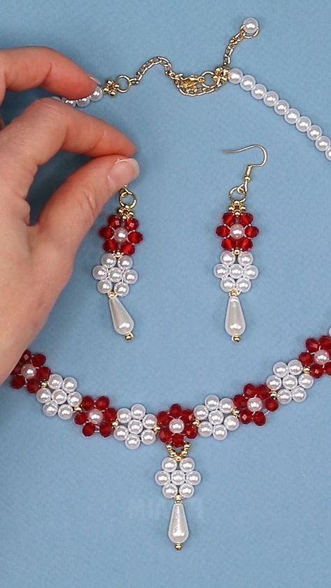 DIY jewelry idea gift - a beaded necklace and earrings easily! | Miarti - Creative ideas | Jewelry Making Pearls, Diy Jewelry Set, Floral Pendant Necklace, Beaded Jewelry Tutorials, Idea Gift, Floral Pendant, Handmade Wire Jewelry, Bracelet Tutorial, Bracelet Crafts