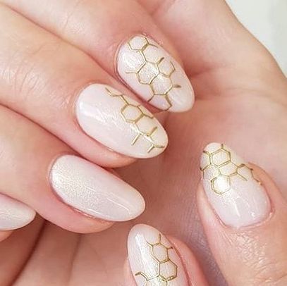 SCRATCH - The world’s #1 resource for nails on Instagram: "Happiness is... honeycombs! 🐝 Nails by @surelytruong 💅🏼" Honey Comb Nails Design, Honeycomb Nail Art, Nails With Bees, Hexagon Nails, Honey Nails Design, Honeycomb Nails, Honey Bee Nails, Bees Nails, Bee Nail Designs