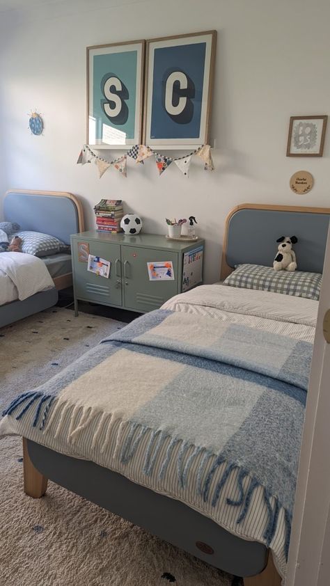 My boys' new shared bedroom (sans bunkbeds) - The Interiors Addict Brother Sharing Room Ideas, Bonus Room Shared Bedroom, Brother Shared Bedroom Ideas, Teen Boy Shared Room, Twin Bedroom Ideas For Boys, Girl And Boy Shared Room, Kids Boy Room Ideas, Twin Boy Bedroom, Shared Boys Room Small