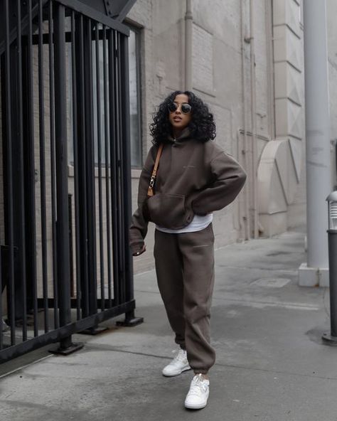 How To Style Sweats, Matching Set Outfit Sweats, Comfy Street Style, Sweat Set Outfits, Matching Sweat Set, Fashion 23, Wardrobe Revamp, Matching Sweats, Matching Sets Outfit