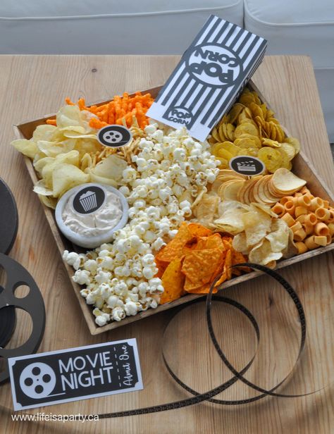 Home Movie Night Snacks, Movie Date Night At Home Snacks, Guys Night Food, Date Night Snacks At Home, Movie Snacks Ideas, Movie Night Snacks Aesthetic, Food For Movie Night, Movie Night Snacks Healthy, Movie Food Ideas