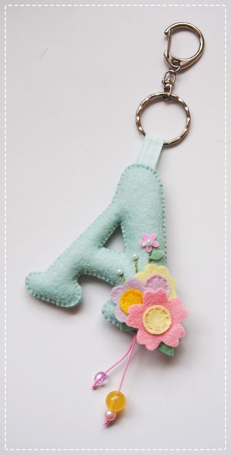 Felt Keyring, Felt Keychain, Felt Crafts Patterns, Felt Crafts Diy, Felt Letters, Heart Keyring, Felt Sheets, Felt Embroidery, Felt Patterns