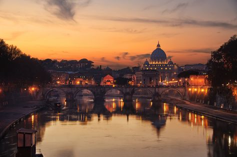 Rome Sunset, 10 Days In Italy, Tiber River, Italy Sunset, Vr 46, Nothing Gold Can Stay, Italian Aesthetic, Amazing Sunsets, Italy Photo