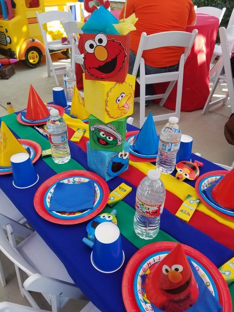 Sesame street centerpieces More Elmos Wonderful World Party, Sesame Street Centerpiece, Sesame Street Birthday Party Ideas Boy, Elmo Birthday Party Boy, Elmo First Birthday, Birthday Party Boy, Bday Photoshoot, Elmo Birthday Party, Sesame Street Birthday Party