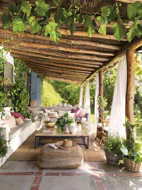 La revista de agosto de El Mueble te alegrará el verano con sus casas rústicas Rustic Pergola, Rustic Patio, Pergola Patio, Backyard Patio Designs, Garden Cottage, Back Patio, Outdoor Rooms, Backyard Decor, Backyard Landscaping Designs