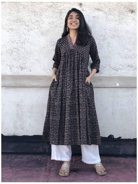 Kurta Simple, Casual Kurtis, Simple Kurta, Stylish Kurtis Design, Kurta Patterns, Simple Kurta Designs, Simple Kurti Designs, Casual Indian Fashion, Long Kurti Designs