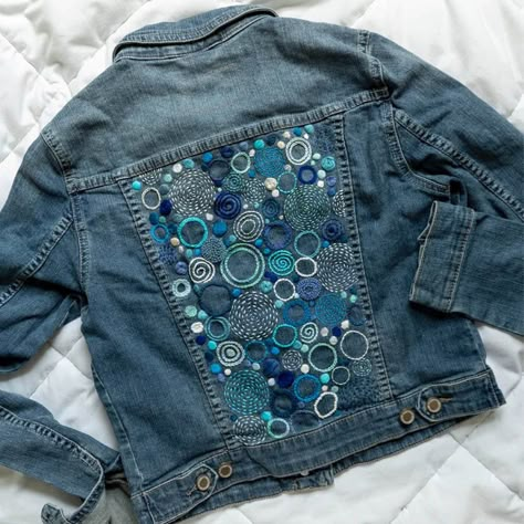 Hand Embroidered Denim, Denim Jacket Embroidery, Artisanats Denim, Jean Jacket Diy, Jeans Bordado, Embroidery Jeans Jacket, Jean Diy, Upcycled Denim Jacket, Diy Denim Jacket