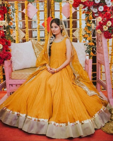 Very pretty yellow color combinations outfits Haldi Dress For Bride, Mehandi Dress, Mayon Dresses, Haldi Dress, Fashion Dress Up Games, Wedding Dresses Ideas, Desi Wedding Dresses, Latest Bridal Dresses, Bridal Dresses Pakistan