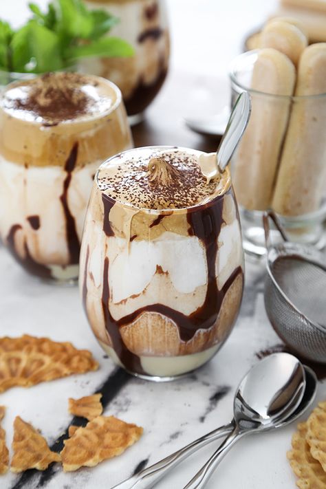 Tiramisu Coffee Recipe, Tiramisu Coffee, Korean Drinks, Coffee Treats, Tiramisu Recipe, Milk Shakes, Coffee Drink Recipes, Dessert Drinks, Coffee Recipes