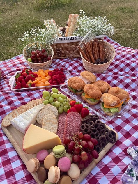 #charcuterie Picnic Foods Aesthetic, Dessert Picnic Ideas, Mini Picnic Food Ideas, Charcuterie Picnic Board, Charcuterie Board Aesthetic Picnic, Picnic Inspiration Food Ideas, Pick Nick Food, Fancy Picnic Food, Fancy Picnic Ideas