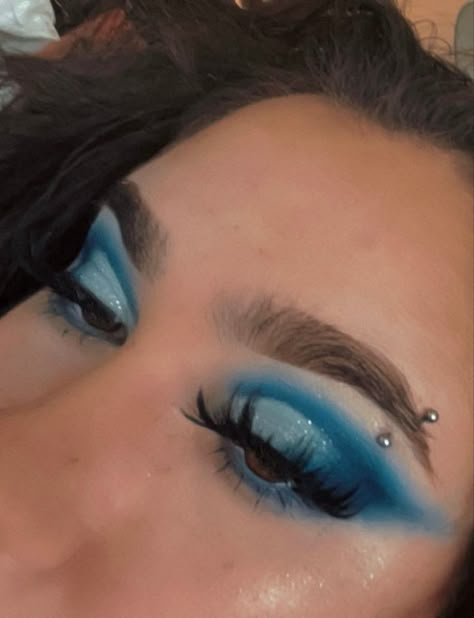 Make Up Inspo Colorful, Blue Rave Eye Makeup, Blue Halo Eye Makeup, Eyeshadow Blue Looks, Creased Eyes Makeup, Fun Makeup Ideas Hooded Eyes, Bold Blue Eyeshadow, Drag Eyeshadow Looks, Hades Inspired Makeup