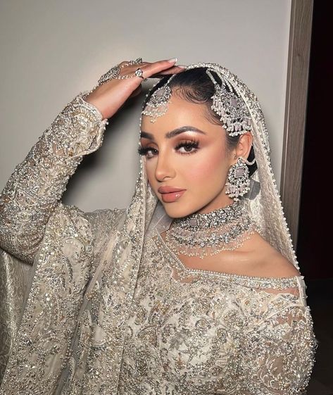 Asian Wedding Jewellery, Bride Makeup Pakistani, Nikkah Makeup Looks Pakistani, Nikkah Makeup Looks, Pakistani Bride Makeup, Desi Wedding Makeup, Pakistani Wedding Makeup, Desi Bride Makeup, Desi Makeup Looks